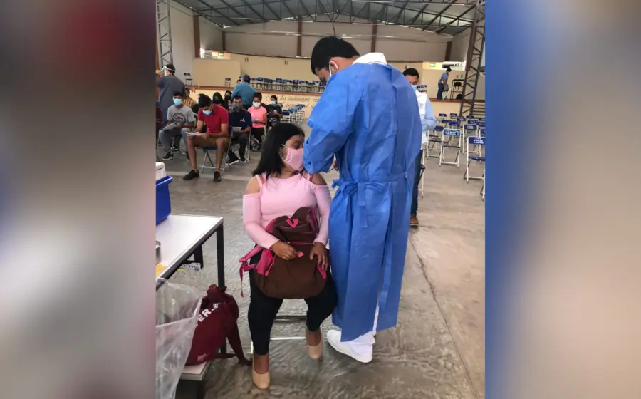 Enfermero vacunando a mujer