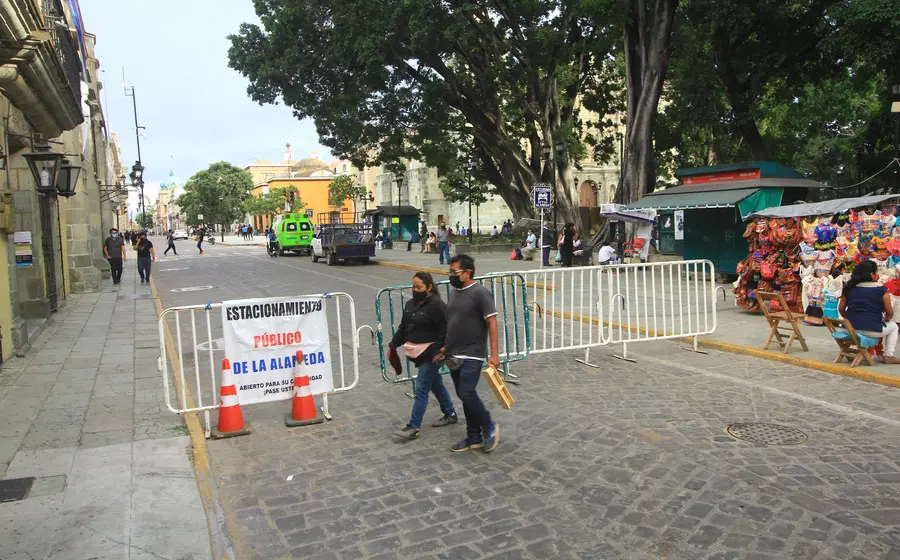 Vallas sobre calle del centro histórico