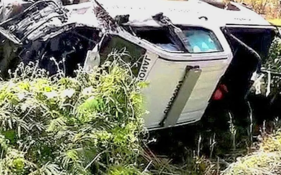 La camioneta de los guardias, volcada