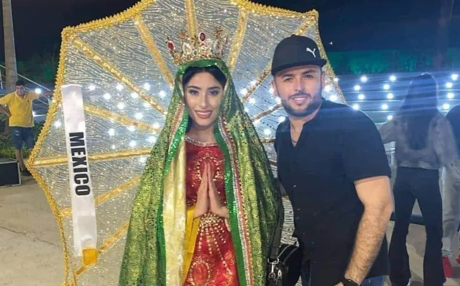 Fotos muestran a la joven portando un vestido color rojo, túnica verde y una corona mientras sostiene ambas manos frente al pecho emulando la imagen de la Morenita del Tepeyac.
