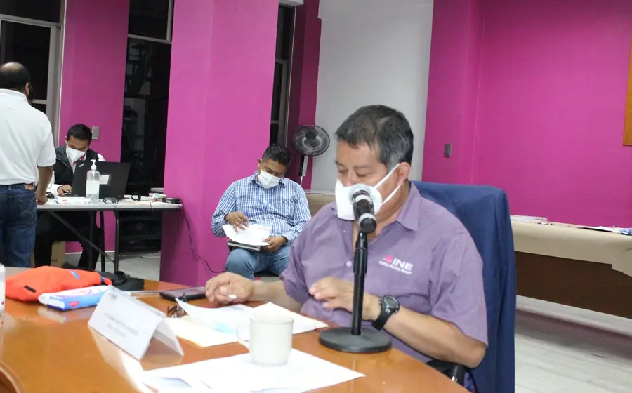 Román Santiago Mendoza hablando en micrófono