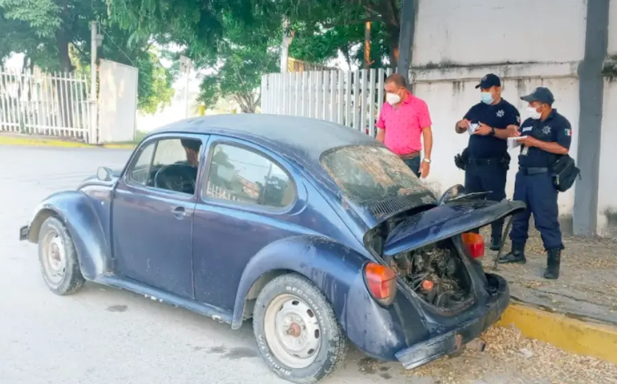 Policía auxilia a conductor de vocho