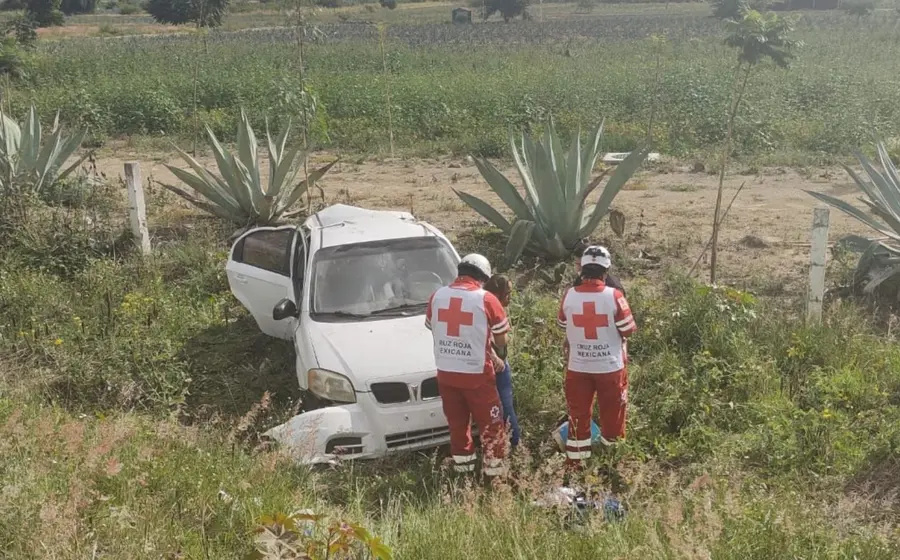 Auto volcado en carretera