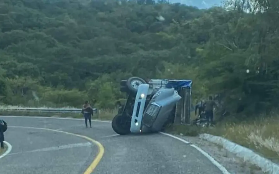 Torton volcado en carretera