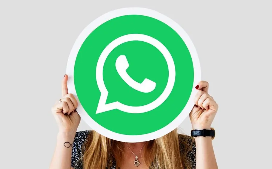 Logo de WhatsApp sobre cara de mujer