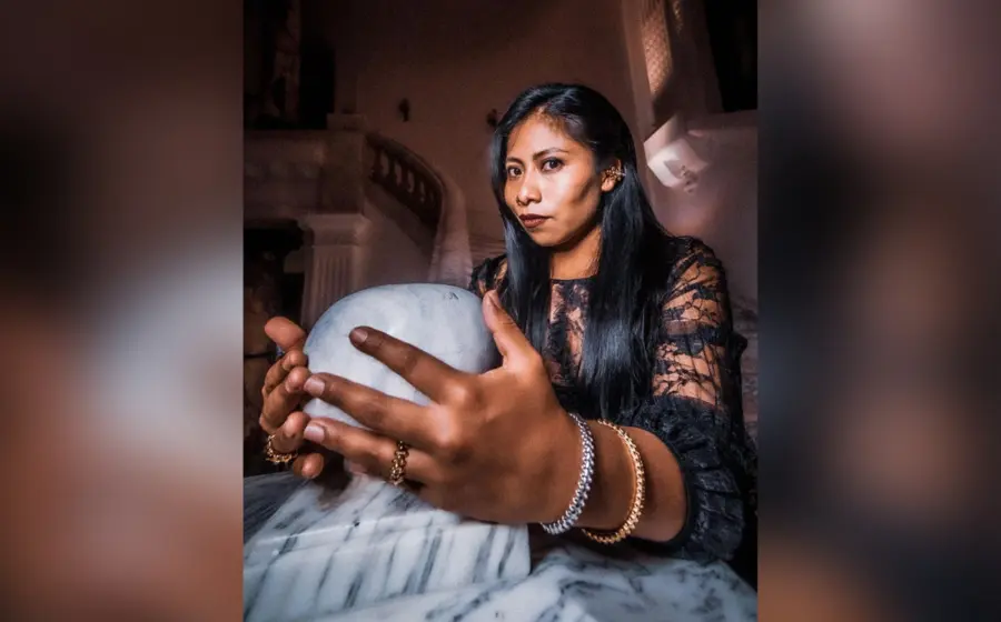 Yalitza posando joyería