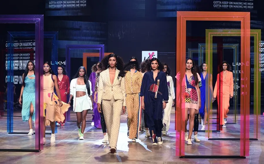 El duo de diseñadoras indias Monisha Jaisingh (Izq) y Shweta Bachchan Nanda (al centro)