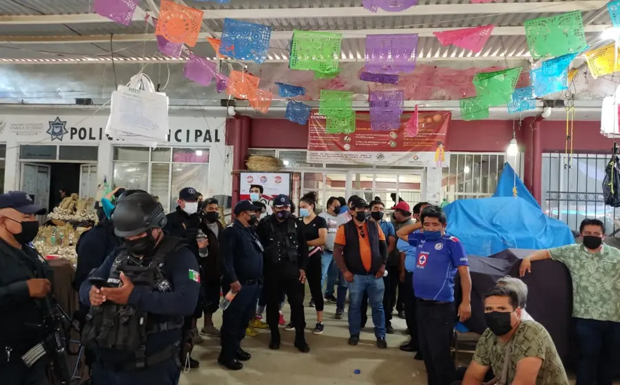 policias administración mercado de abasto 