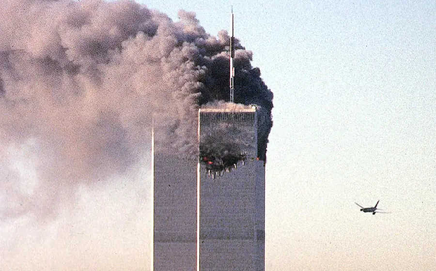  El derrumbe de las Torres Gemelas, escombros en el Pentágono y la caída de un avión en un campo de Pensilvania, marcaron la historia de EU.