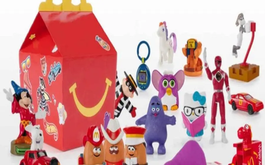 McDonald's espera reducirá en un 90% el uso de plásticos en sus cajitas felices en comparación con 2018.