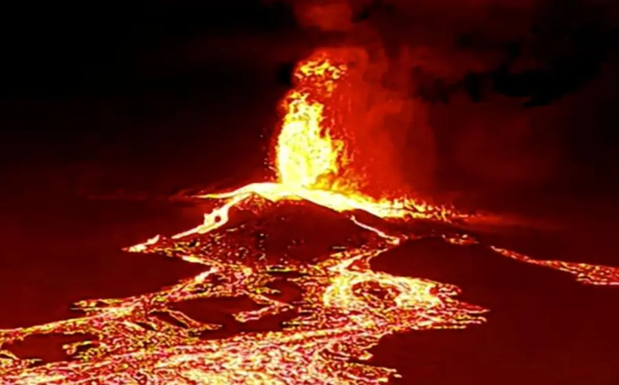El Servicio Geológico de Estados Unidos prevé que la lava podría ocasionar explosiones, olas de agua hirviendo o nubes tóxicas en la zona.