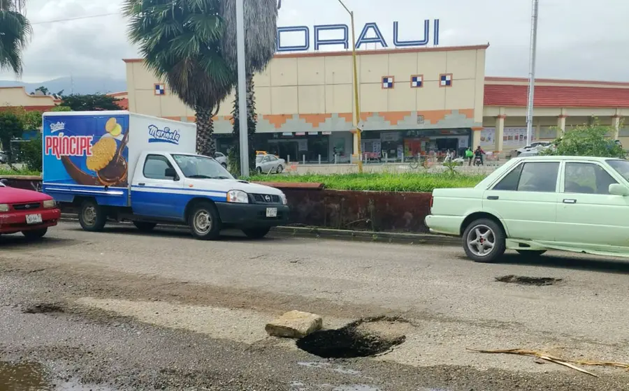  Los baches se han convertido en algo "común" en la capital oaxaqueña.