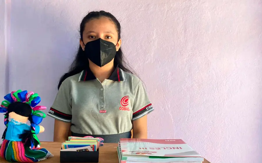 La alumna Alondra Yaravit Sánchez Martínez utilizó materiales reciclados con temas de Física. (Cortesía)