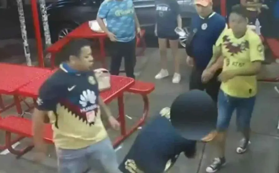 Los involucrados habrían asistido al encuentro de futbol entre el Philadelphia Union y el Club América de México, cuando en un establecimiento los agresores se hicieron de palabras con dos hombres y comenzaron a golpearlos.