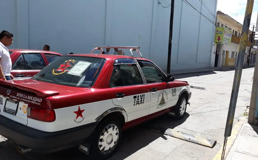 Solamente daños materiales durante el choque de dos taxis.