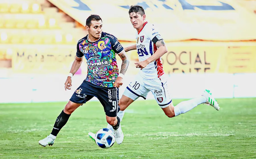 Jugador de Alebrijes en el campo
