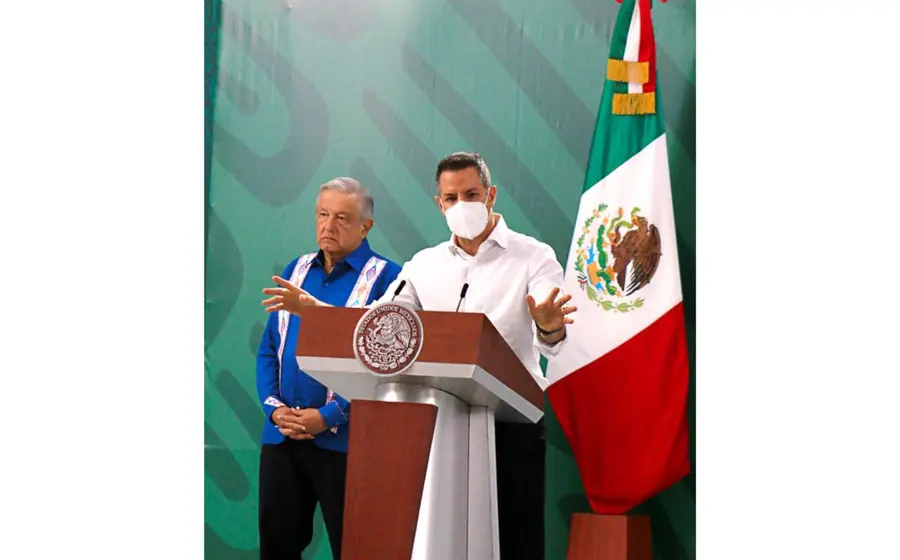 Murat durante la conferencia de AMLO