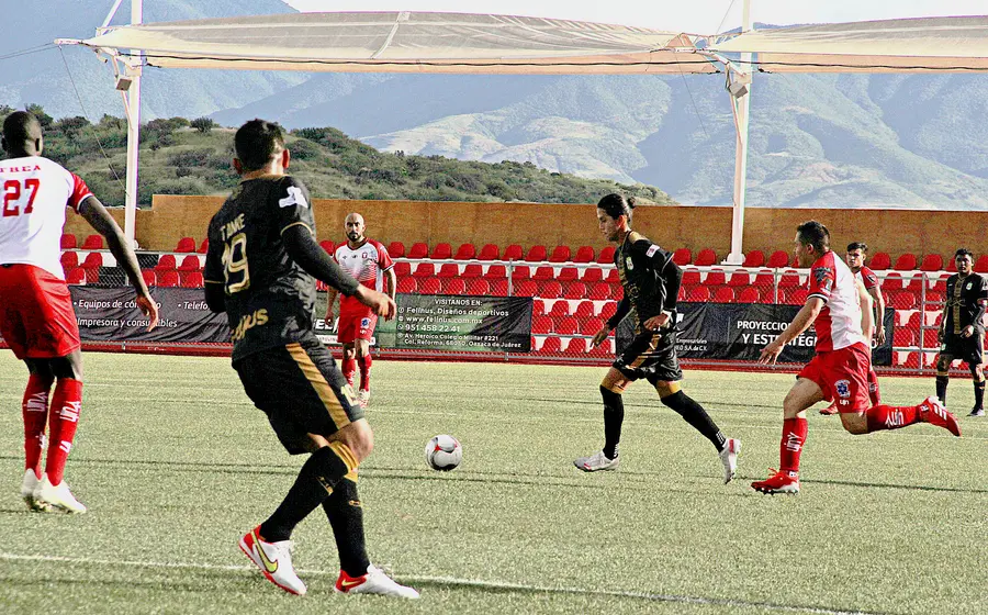 Cheché Ocha en partido de futbol