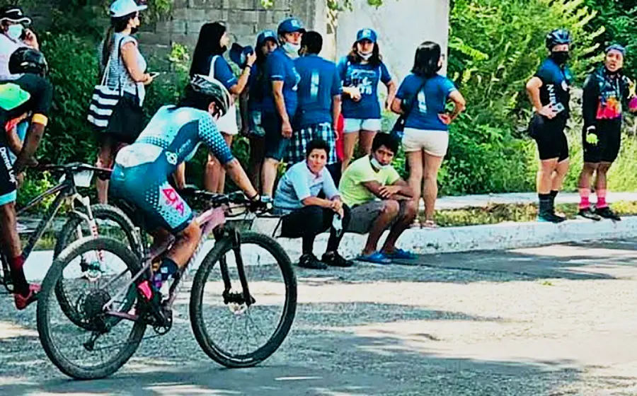Cladia García conduciendo bicicleta