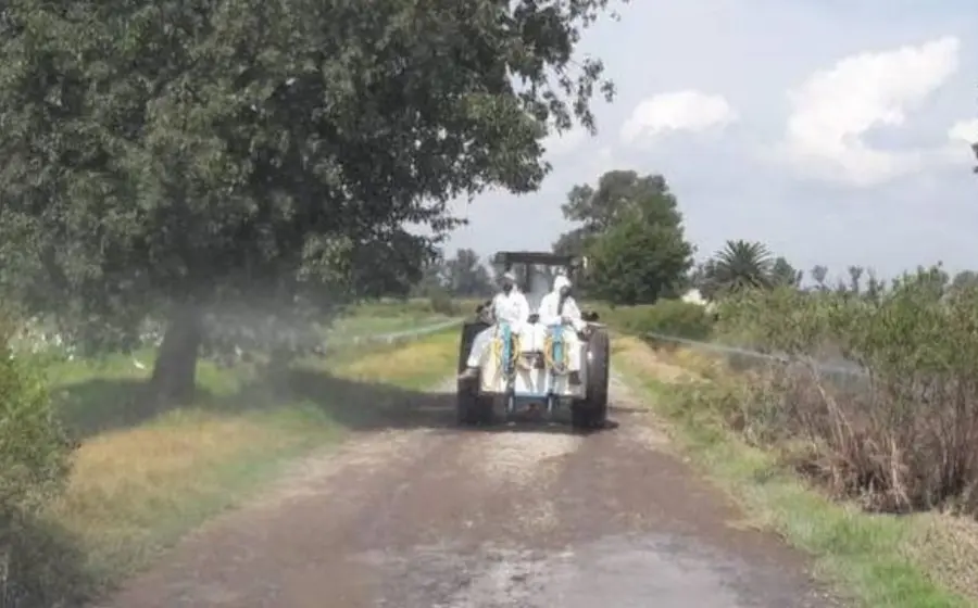 Tractor en camino de tierra