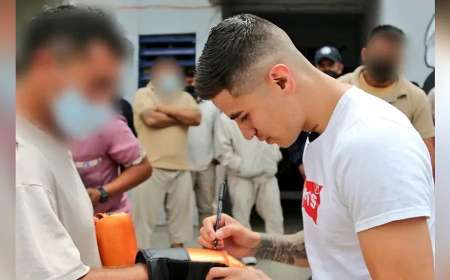 El boxeador Sergio Chirino Jr realiza labor social en los reclusorios de Oaxaca