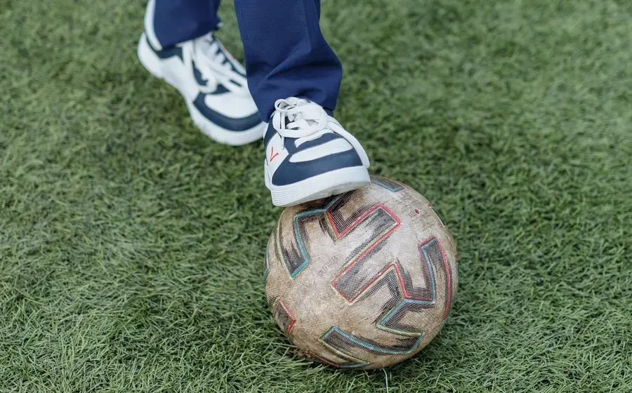 Persona pisando balón de futbol