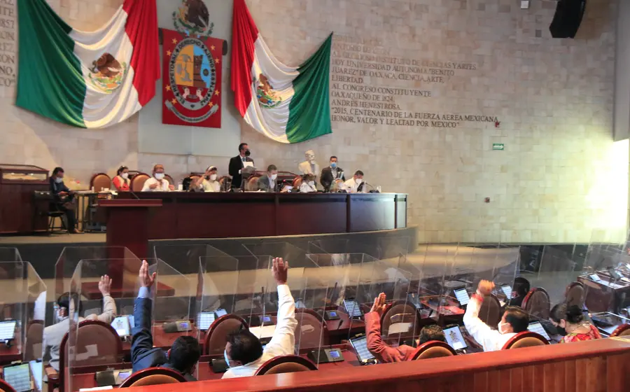 Diputados votando en el congreso