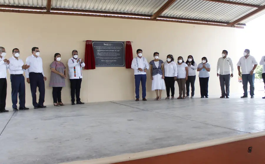 En la Escuela Primaria Macedonio Alcalá de Loma Bonita se hizo el reconocimiento a las y los maestros que siguen dando clases durante la pandemia.