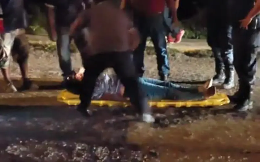  La ayuda por parte de los socorristas fue rápida y oportuna para trasladar al hospital a la lesionada.