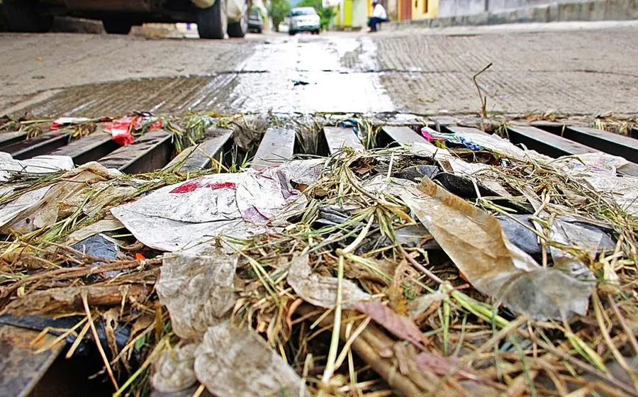  La acumulación de basura y el arrastre de escombros, basura y plantas cubren las coladeras de las calles./Archivo