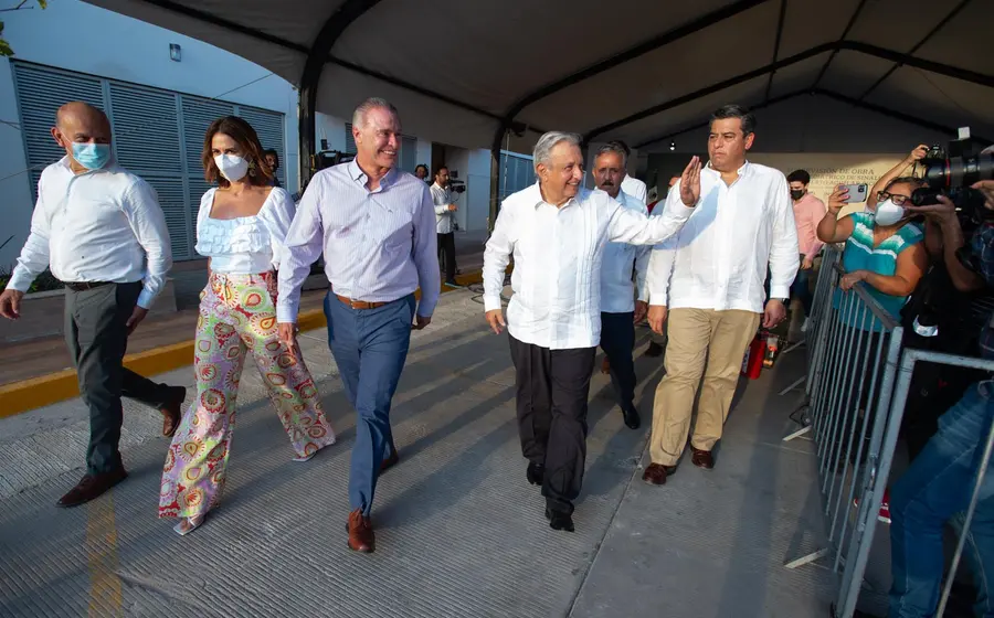López Obrador dijo que es una pena que los trabajadores de la construcción ganen menos que los altos funcionarios.  (Agencias) 