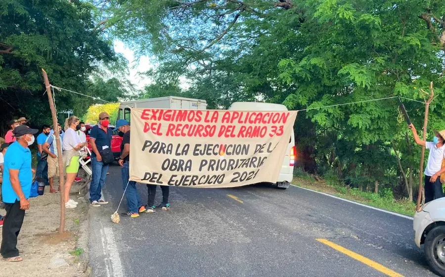 El grupo de pobladores interrumpió la circulación en la vía federal 200.