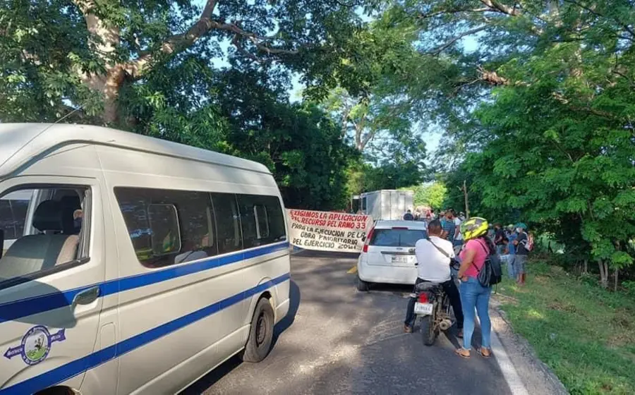  Dos días permaneció el bloqueo de la carretera federal Costera. 