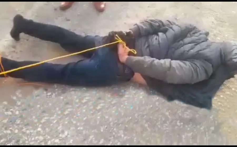 El presunto cristalero fue sometido por un grupo de personas.