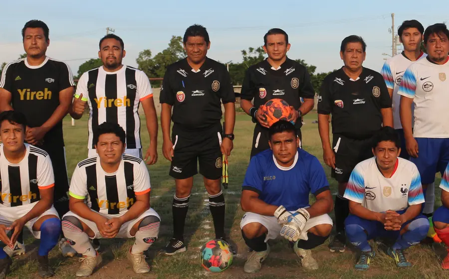 Deportivo Yireh junto a los árbitros y Milán en la foto del recuerdo