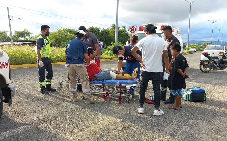 Los socorristas atendieron a los lesionados y los trasladaron a un hospital privado de Salina Cruz.