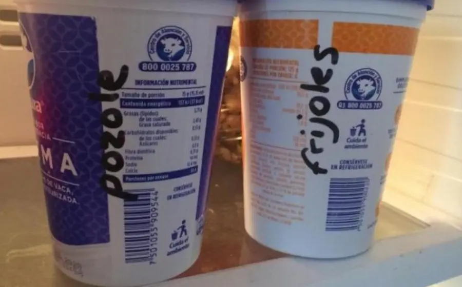 Envases de yogur en un refrigerador
