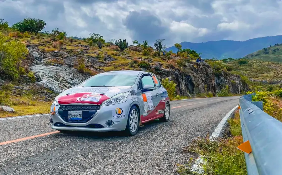A bordo del auto que lleva por nombre Garo, los oaxaqueños Edgar Ziga y Jesús García participarán en el Rally Patrio 2021.