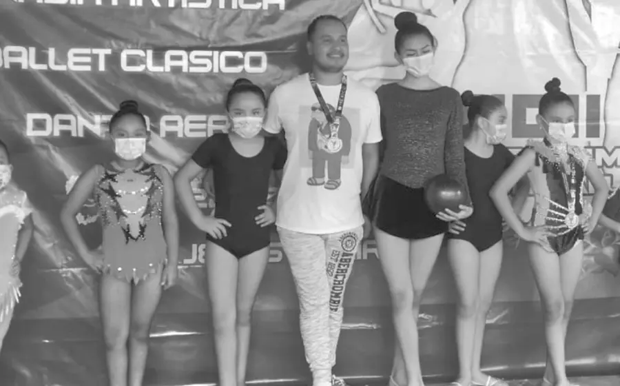 Alumnas y entrenador de la Escuela de Gimnasia Rítmica Xcuidi Ruyaa. 