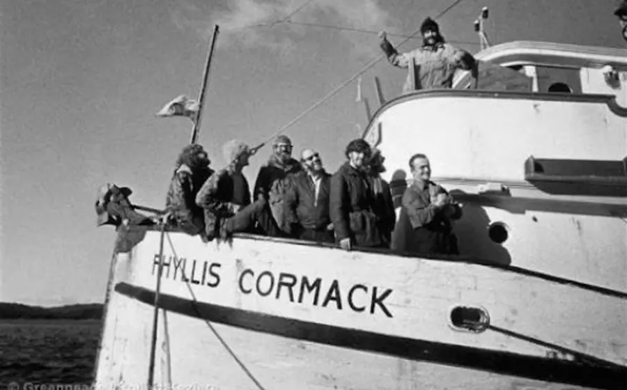 Los miembros de Greenpeace a bordo del Phyllis Cormack 