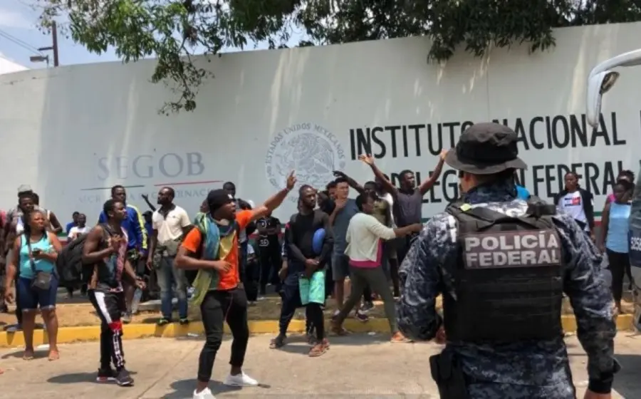 Haitianos y policía Federal