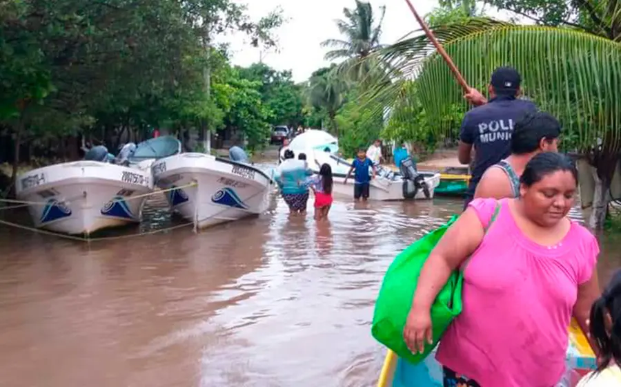 El agua alcanzó más de un metro en el interior de las casas en Playa Vicente.