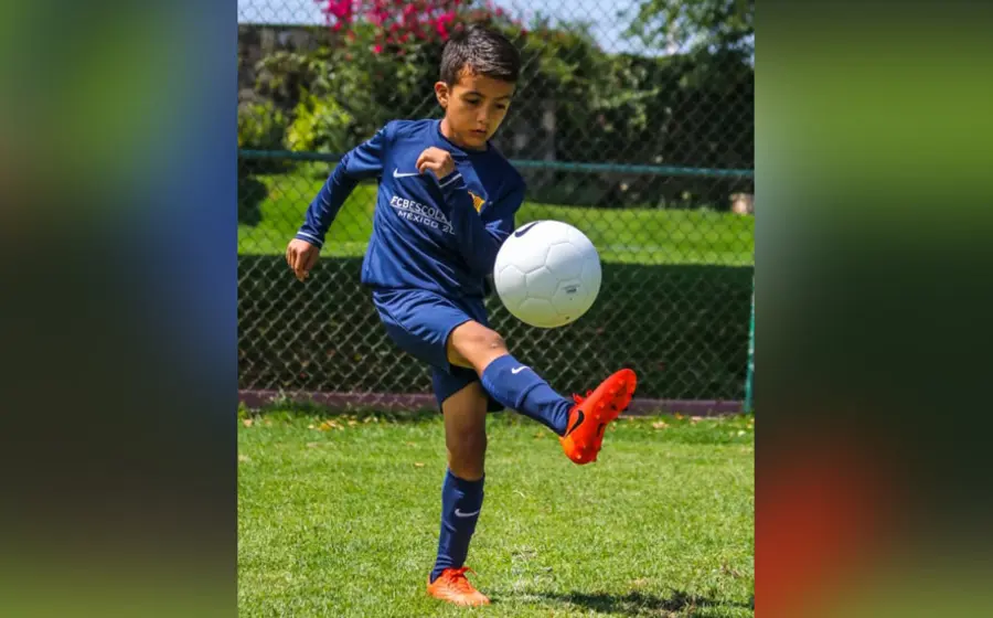  Javier de Jesús Villalobos Romero disfruta jugando el balón. 