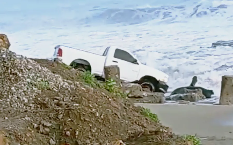  El aumento de la marea arrastró la camioneta varios metros con el riesgo de que fuera a parar al fondo del mar.