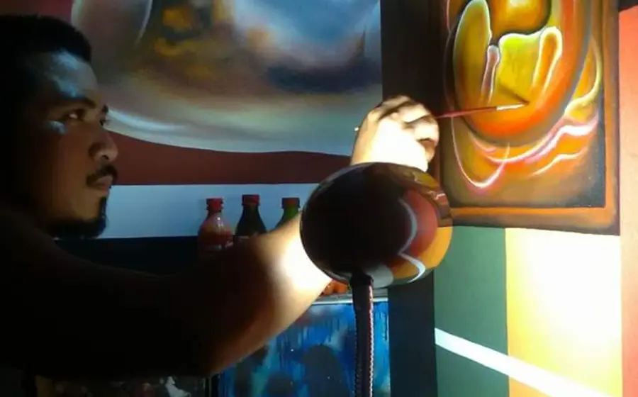 Eliseo elaborando una pintura
