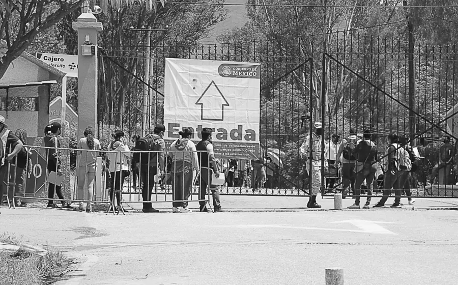 Duplican dosis ofrecidas en el punto de vacunación emergente en Hospital Militar de Ixcotel. (Mario Jiménez Leyva) 