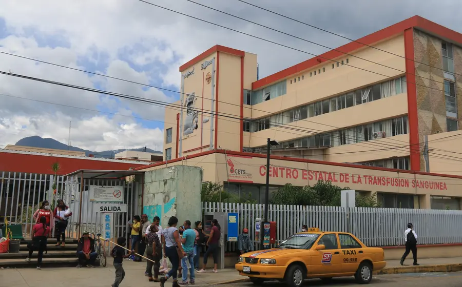 Temen que la baja de trabajadores repercuta en los servicios que se otorgan en clínicas y hospitales. Foto: Mario Jiménez Leyva
