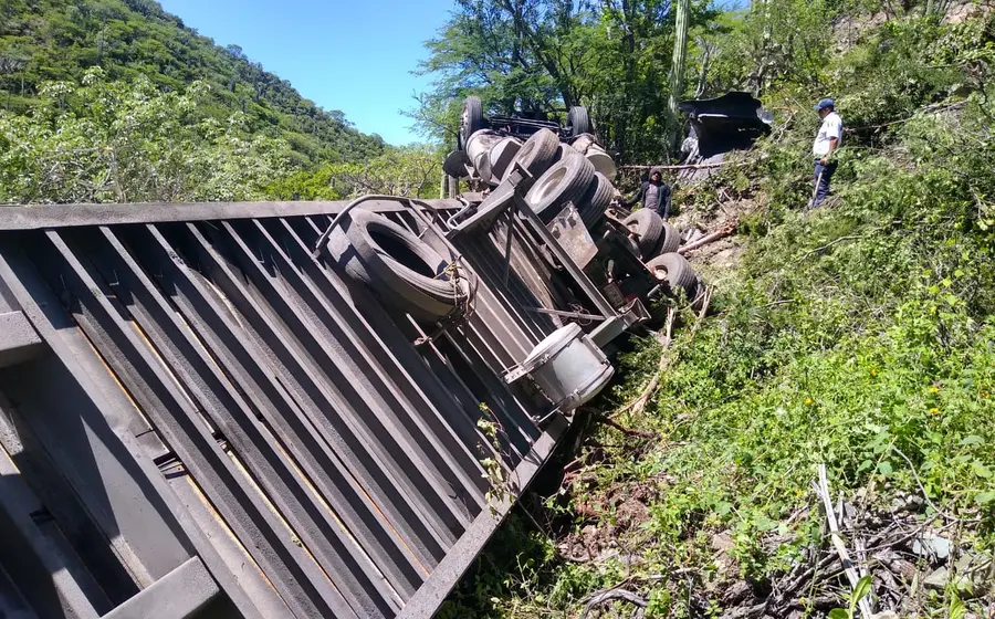 El pesado camión quedó unos 50 metros fuera de la carretera.