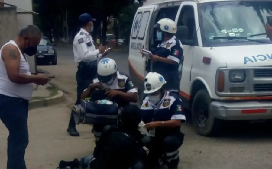 Personal brinda atención médica a persona accidentada