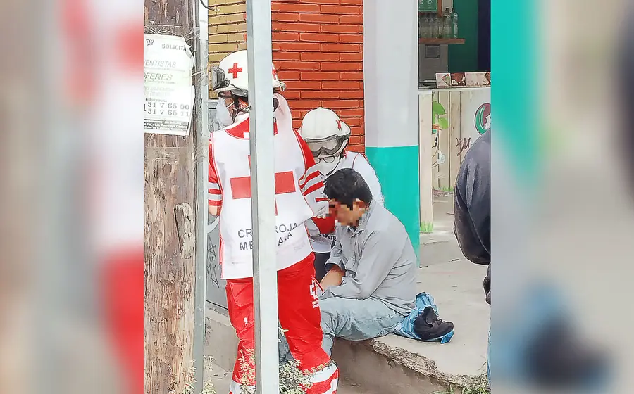 Paramédicos de la Cruz Roja atendieron al lesionado.